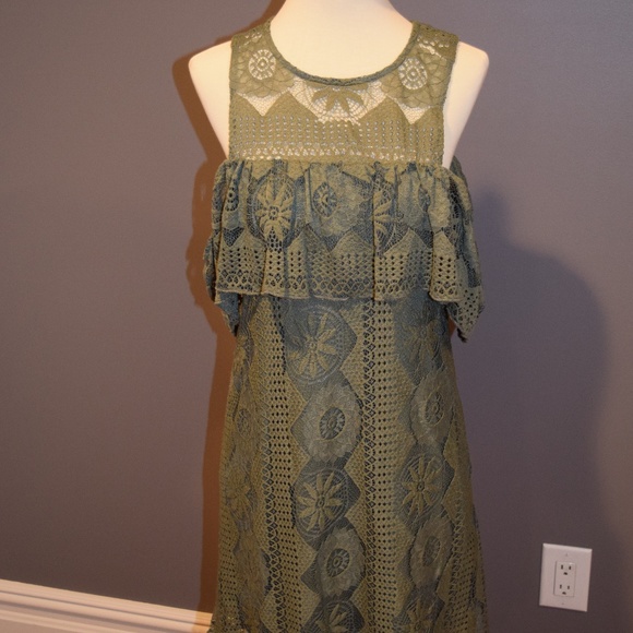 Francesca's Collections Dresses & Skirts - Green Cold Shoulder Short Dress Francesca's Collections Dresses & Skirts - Green Cold Shoulder Short Dress